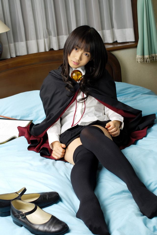 コスプレイヤー 松永亜矢香 絶対領域から見える太ももがエロい 『ゼロの使い魔』 ルイズのコスプレ画像