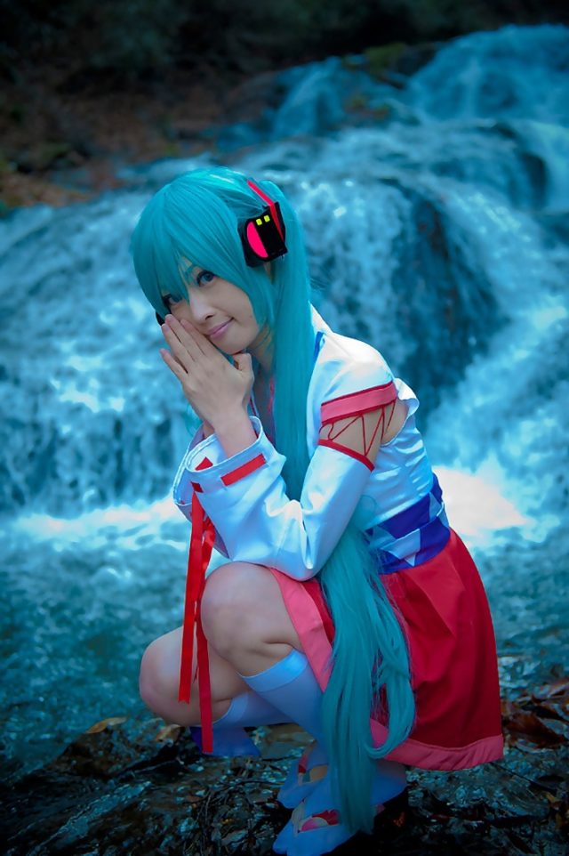 コスプレイヤー アゲハ ミニスカの巫女服にハイソックスがエロい 初音ミクの巫女コスプレ画像