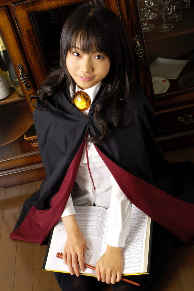 コスプレイヤー 松永亜矢香 絶対領域から見える太ももがエロい 『ゼロの使い魔』 ルイズのコスプレ画像