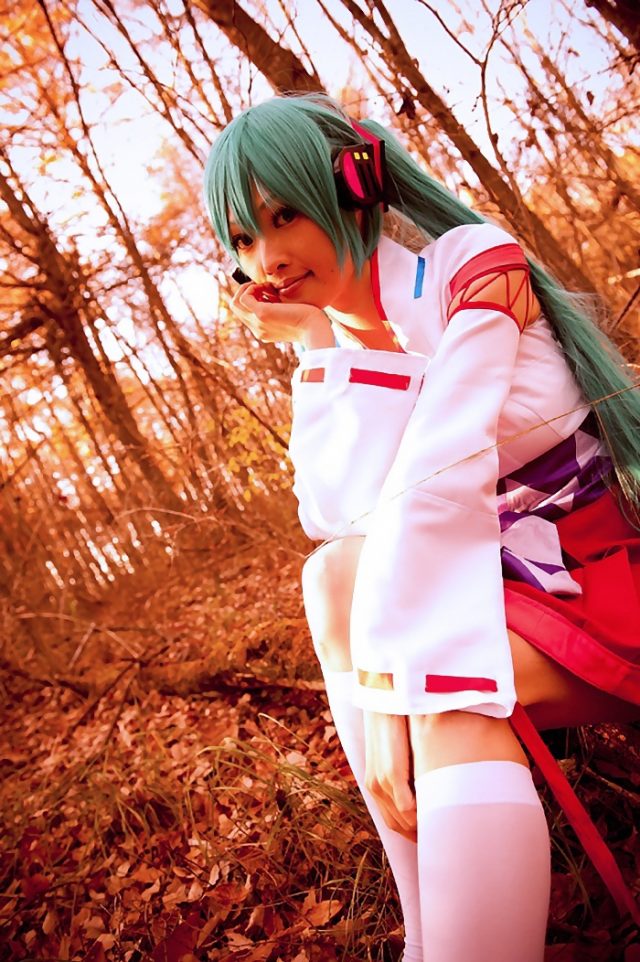 コスプレイヤー アゲハ ミニスカの巫女服にハイソックスがエロい 初音ミクの巫女コスプレ画像