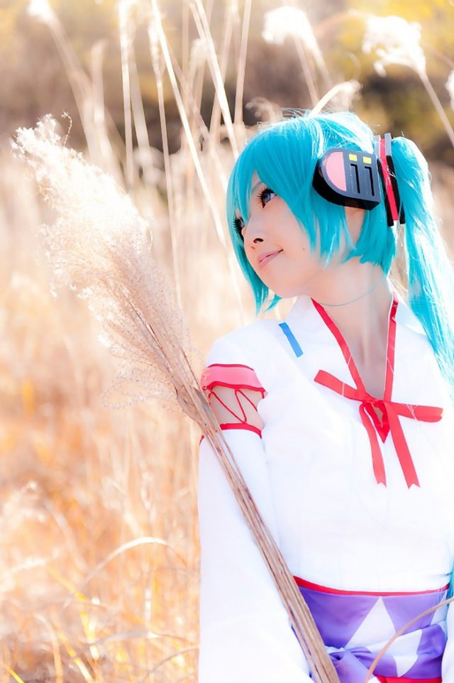 コスプレイヤー アゲハ ミニスカの巫女服にハイソックスがエロい 初音ミクの巫女コスプレ画像