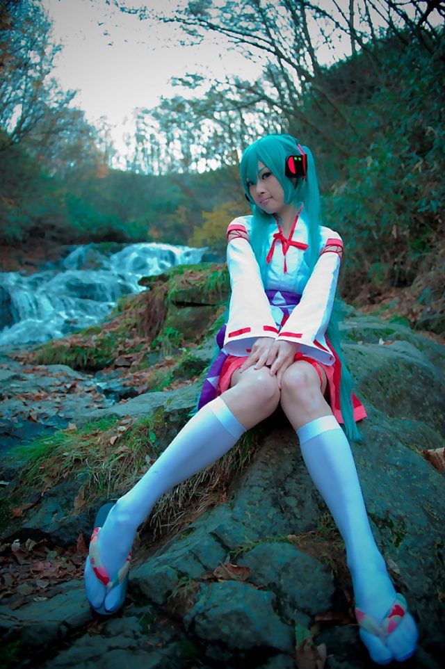 コスプレイヤー アゲハ ミニスカの巫女服にハイソックスがエロい 初音ミクの巫女コスプレ画像