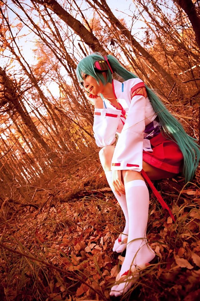 コスプレイヤー アゲハ ミニスカの巫女服にハイソックスがエロい 初音ミクの巫女コスプレ画像