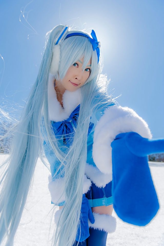 コスプレイヤー アゲハ ミニスカにニーハイ風のロングブーツがエロい 『初音ミク』 雪ミクのコスプレ画像