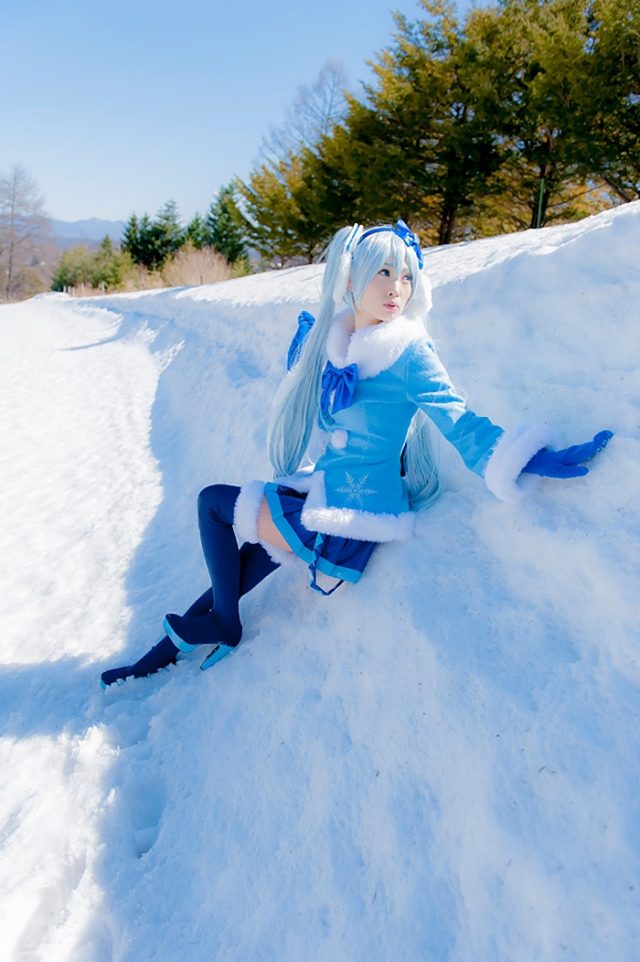 コスプレイヤー アゲハ ミニスカにニーハイ風のロングブーツがエロい 『初音ミク』 雪ミクのコスプレ画像