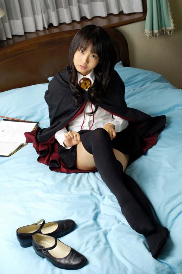 コスプレイヤー 松永亜矢香 絶対領域から見える太ももがエロい 『ゼロの使い魔』 ルイズのコスプレ画像