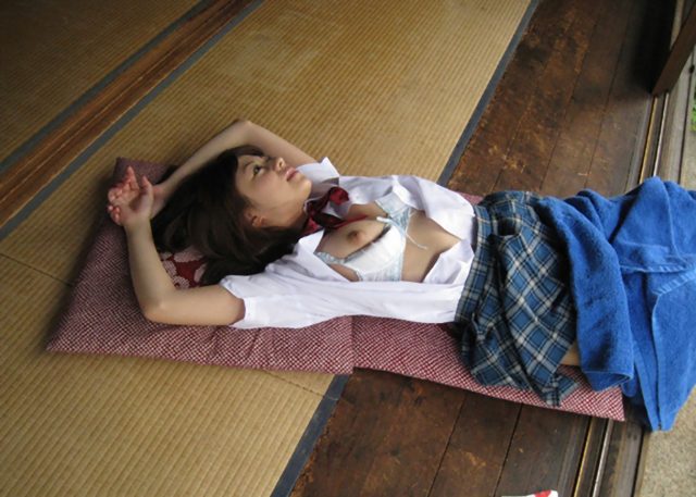 セクシー女優 瑠川リナ JK制服コスプレでパンチラや丸出しになる乳首とマンコがエロい画像