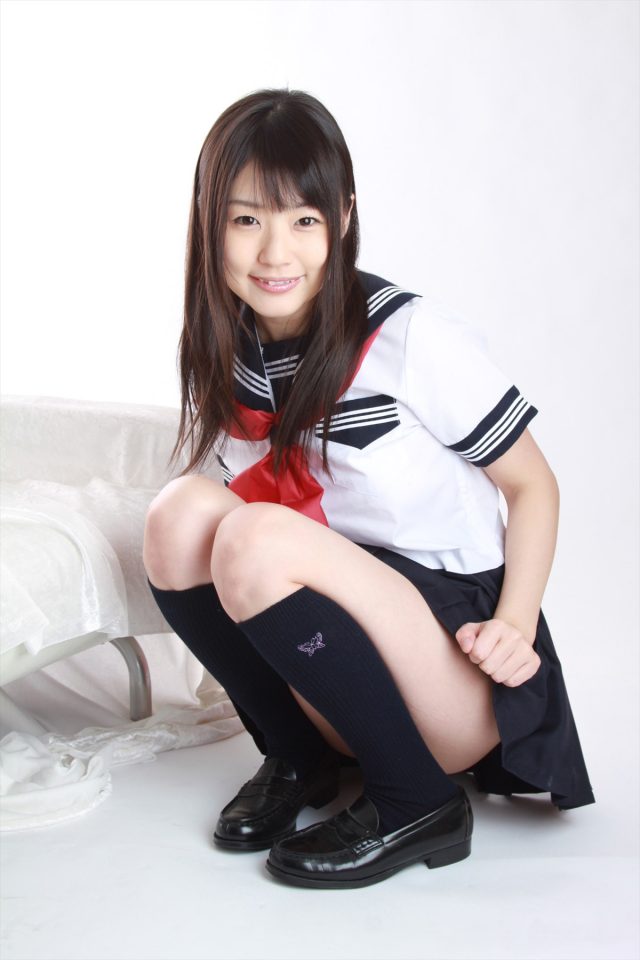 セクシー女優 つぼみ セーラー服のコスプレでパンチラや丸出しの乳首がエロい画像