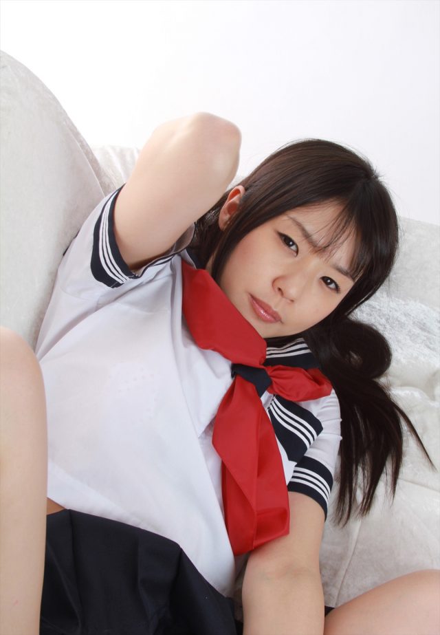 セクシー女優 つぼみ セーラー服のコスプレでパンチラや丸出しの乳首がエロい画像