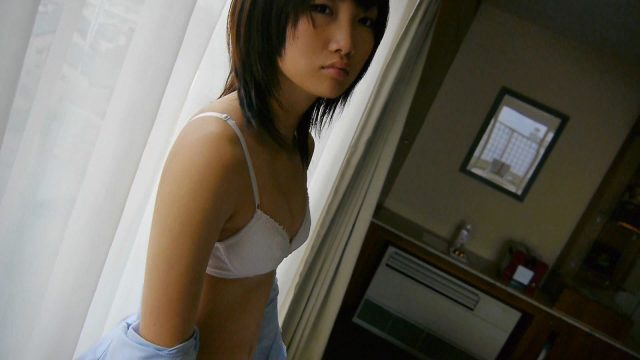 グラドル 三花愛良 JK制服のコスプレで食い込みパンチラがエロい画像