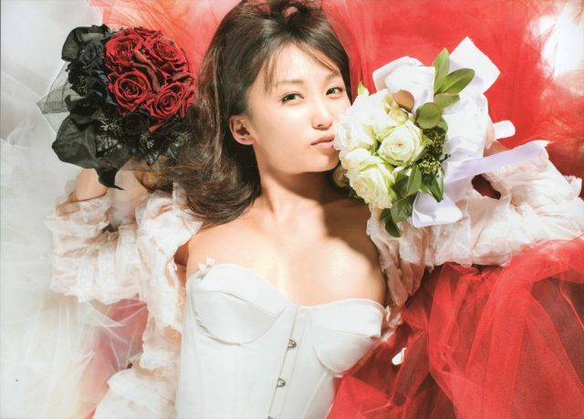 グラドル 吉木りさ 露出の激しいウェディングドレスのコスプレでパンツが食い込んだ尻のワレメがエロい画像