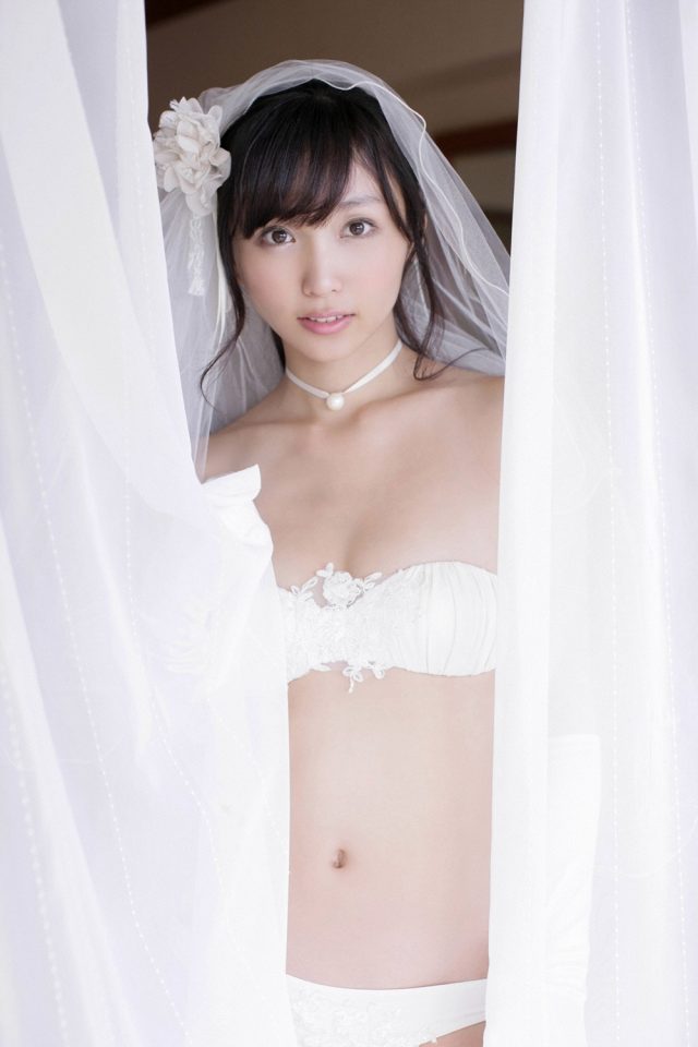 グラドル 吉木りさ 露出の激しいウェディングドレスのコスプレでパンツが食い込んだ尻のワレメがエロい画像