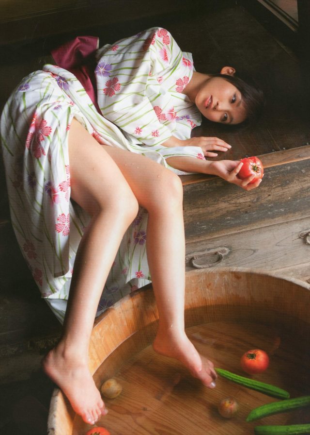 グラドル 吉木りさ 浴衣のコスプレでチラっと見える下着や露出した肌がエロい画像