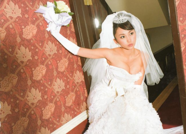 グラドル 吉木りさ 露出の激しいウェディングドレスのコスプレでパンツが食い込んだ尻のワレメがエロい画像