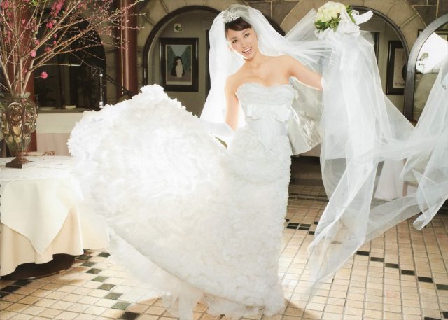 グラドル 吉木りさ 露出の激しいウェディングドレスのコスプレでパンツが食い込んだ尻のワレメがエロい画像