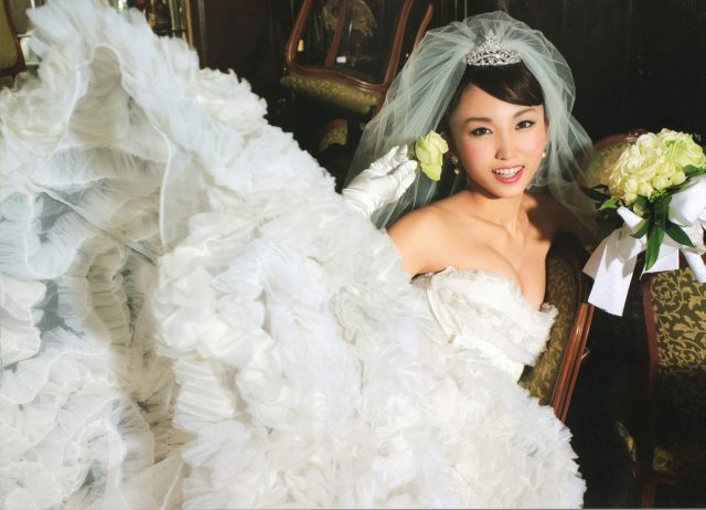 グラドル 吉木りさ 露出の激しいウェディングドレスのコスプレでパンツが食い込んだ尻のワレメがエロい画像