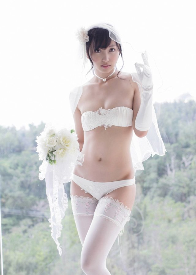 グラドル 吉木りさ 露出の激しいウェディングドレスのコスプレでパンツが食い込んだ尻のワレメがエロい画像