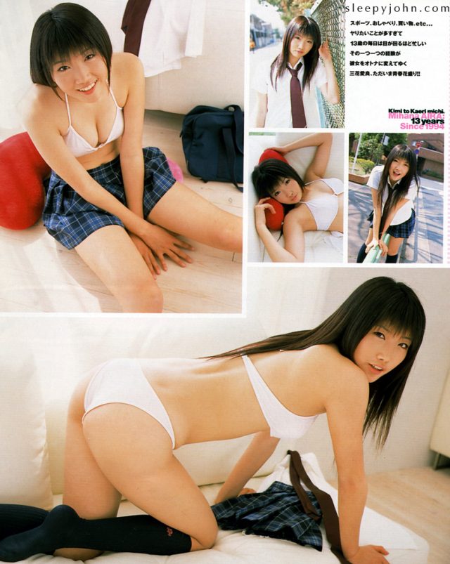 グラドル 三花愛良 JK制服のコスプレで食い込みパンチラがエロい画像