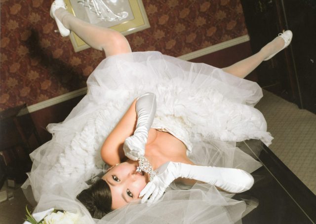 グラドル 吉木りさ 露出の激しいウェディングドレスのコスプレでパンツが食い込んだ尻のワレメがエロい画像