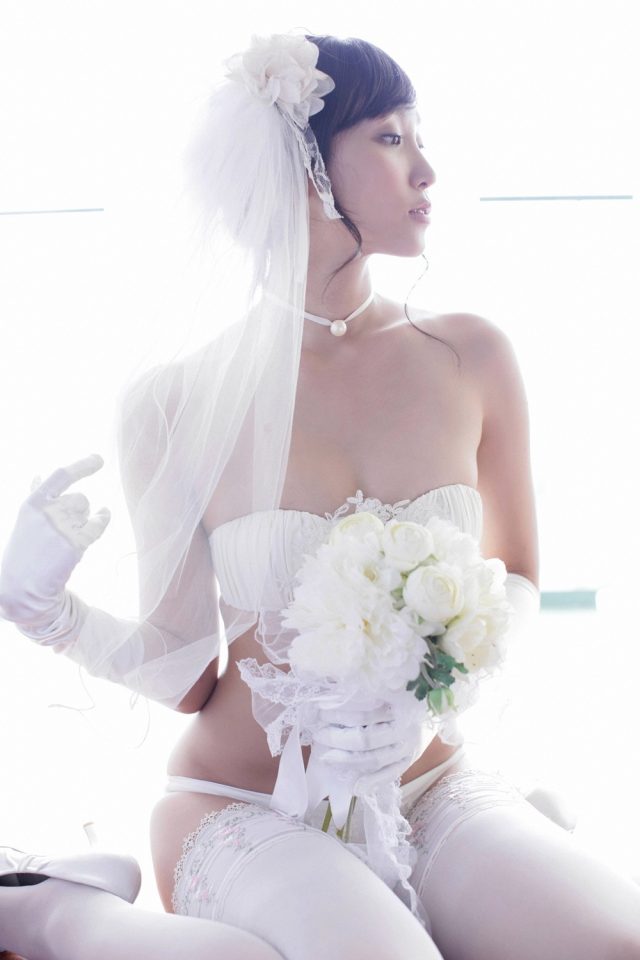 グラドル 吉木りさ 露出の激しいウェディングドレスのコスプレでパンツが食い込んだ尻のワレメがエロい画像