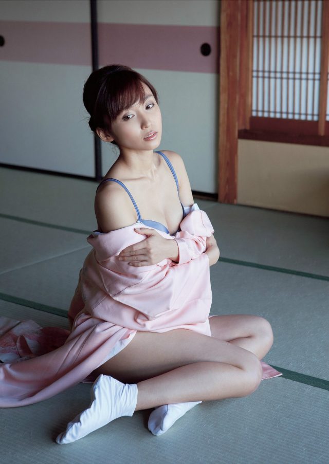 グラドル 吉木りさ 浴衣のコスプレでチラっと見える下着や露出した肌がエロい画像