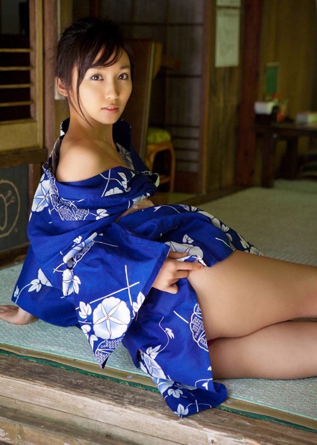グラドル 吉木りさ 浴衣のコスプレでチラっと見える下着や露出した肌がエロい画像