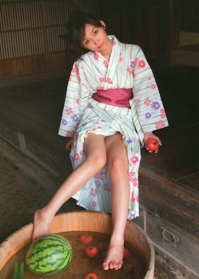 グラドル 吉木りさ 浴衣のコスプレでチラっと見える下着や露出した肌がエロい画像