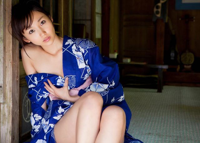 グラドル 吉木りさ 浴衣のコスプレでチラっと見える下着や露出した肌がエロい画像