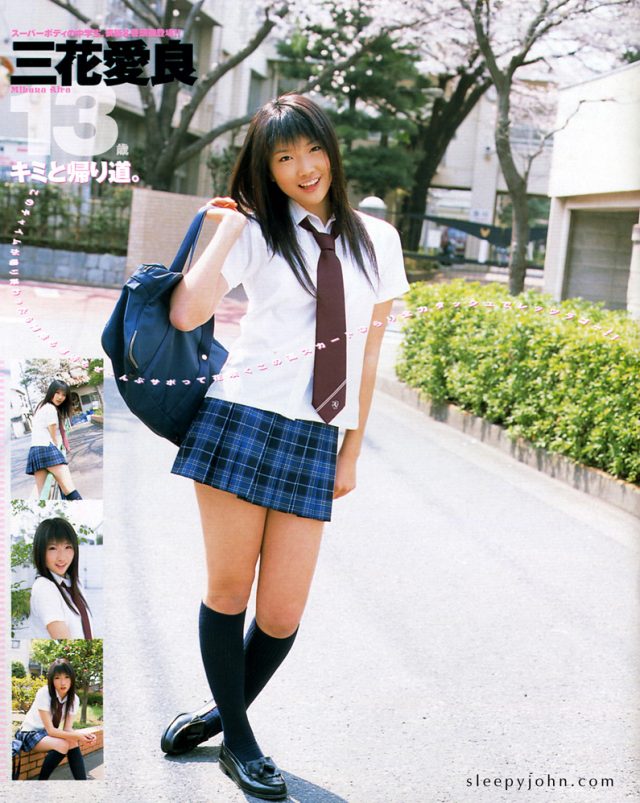 グラドル 三花愛良 JK制服のコスプレで食い込みパンチラがエロい画像