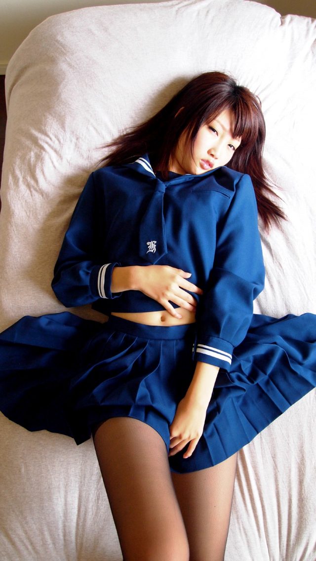 グラドル 三花愛良 JK制服のコスプレで食い込みパンチラがエロい画像