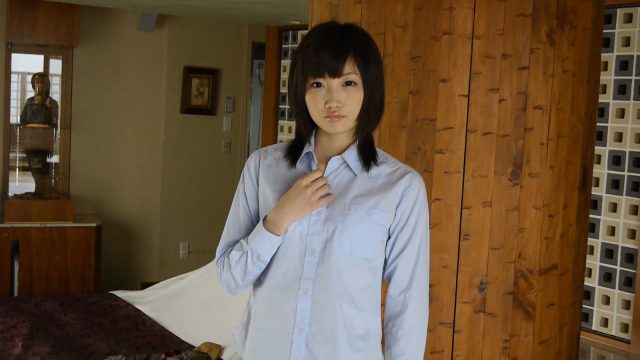 グラドル 三花愛良 JK制服のコスプレで食い込みパンチラがエロい画像