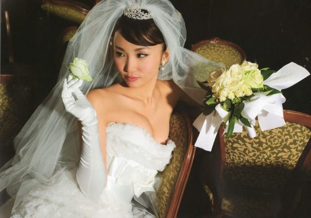 グラドル 吉木りさ 露出の激しいウェディングドレスのコスプレでパンツが食い込んだ尻のワレメがエロい画像