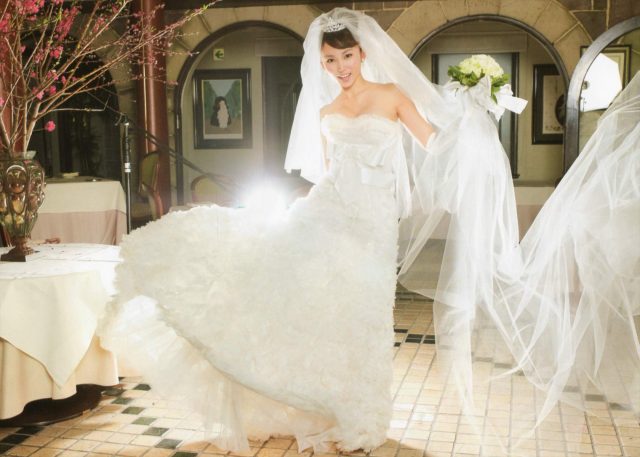 グラドル 吉木りさ 露出の激しいウェディングドレスのコスプレでパンツが食い込んだ尻のワレメがエロい画像