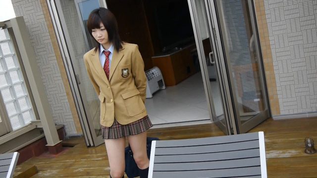 グラドル 三花愛良 JK制服のコスプレで食い込みパンチラがエロい画像