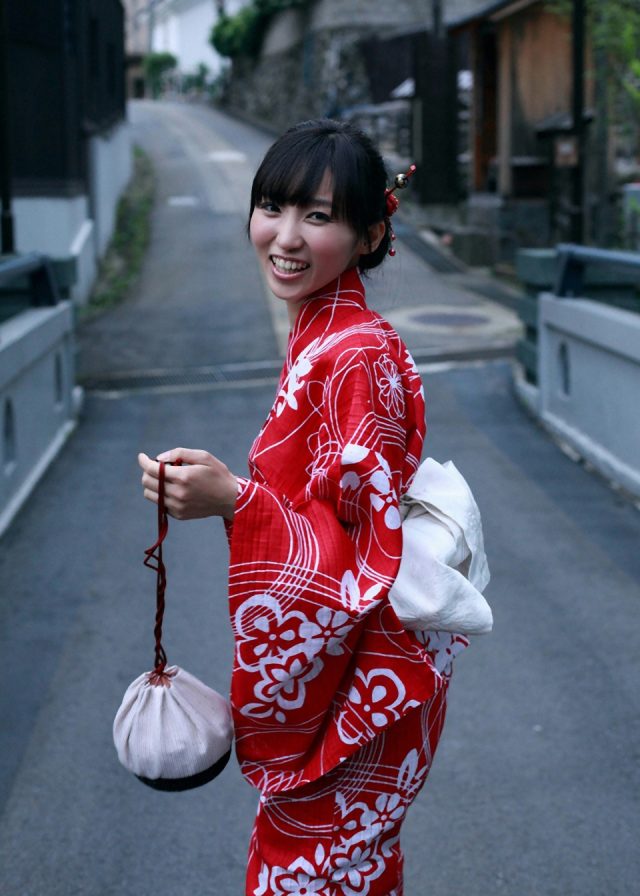 グラドル 吉木りさ 浴衣のコスプレでチラっと見える下着や露出した肌がエロい画像