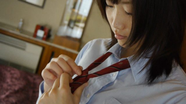 グラドル 三花愛良 JK制服のコスプレで食い込みパンチラがエロい画像