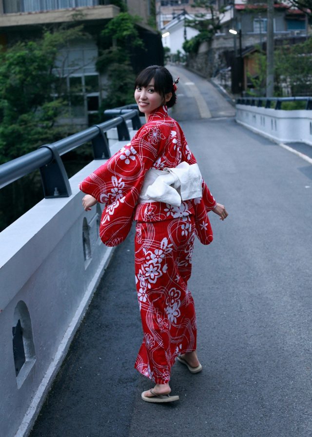 グラドル 吉木りさ 浴衣のコスプレでチラっと見える下着や露出した肌がエロい画像