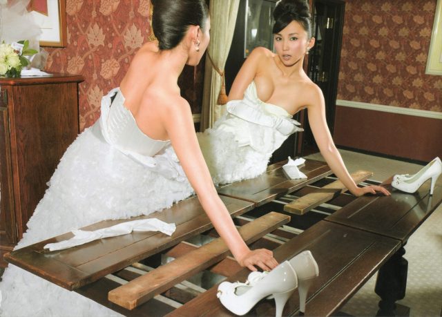 グラドル 吉木りさ 露出の激しいウェディングドレスのコスプレでパンツが食い込んだ尻のワレメがエロい画像