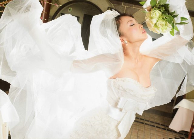 グラドル 吉木りさ 露出の激しいウェディングドレスのコスプレでパンツが食い込んだ尻のワレメがエロい画像