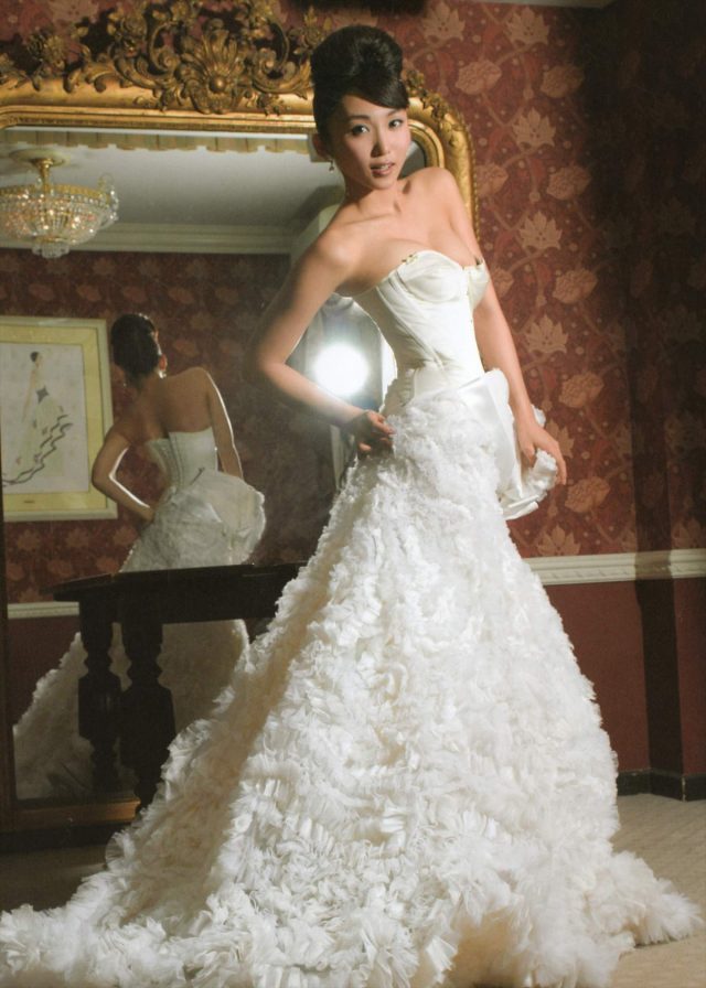 グラドル 吉木りさ 露出の激しいウェディングドレスのコスプレでパンツが食い込んだ尻のワレメがエロい画像