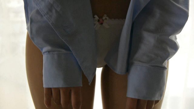 グラドル 三花愛良 JK制服のコスプレで食い込みパンチラがエロい画像