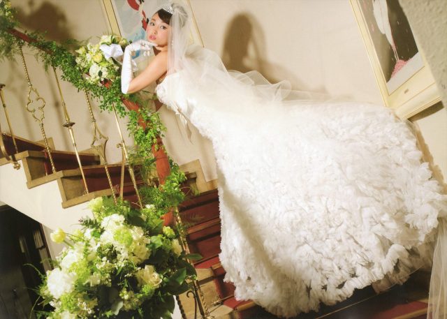 グラドル 吉木りさ 露出の激しいウェディングドレスのコスプレでパンツが食い込んだ尻のワレメがエロい画像