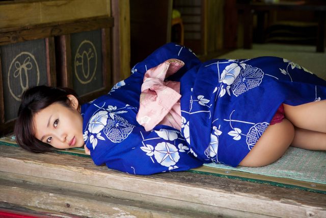 グラドル 吉木りさ 浴衣のコスプレでチラっと見える下着や露出した肌がエロい画像