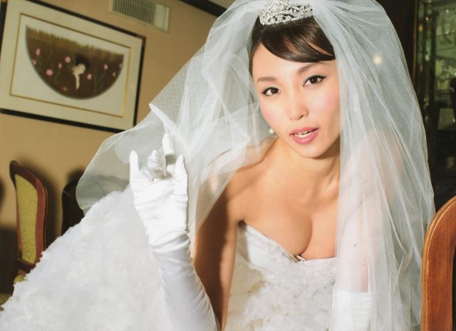 グラドル 吉木りさ 露出の激しいウェディングドレスのコスプレでパンツが食い込んだ尻のワレメがエロい画像