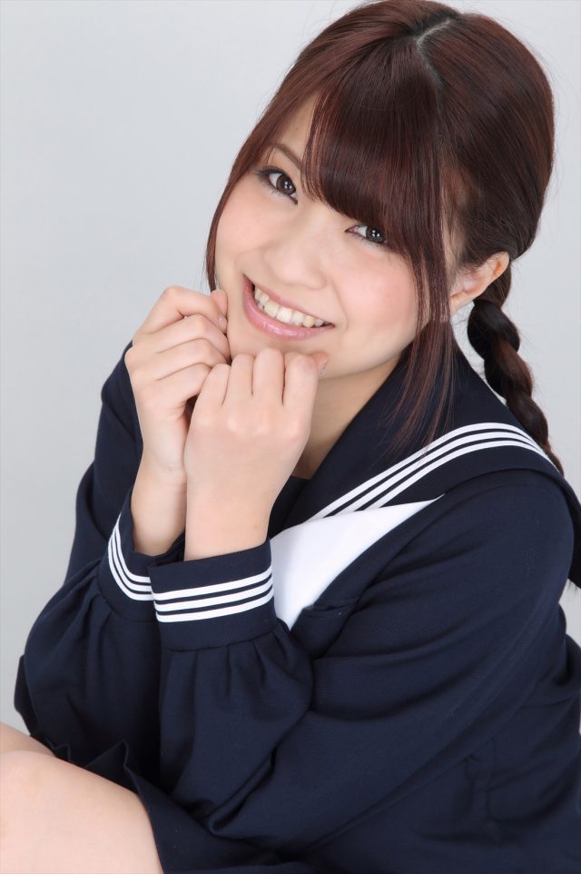 岸明日香 冬服セーラー服のコスプレ画像