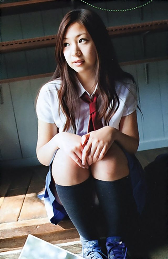 佐山彩香 女子高生の制服コスプレ画像