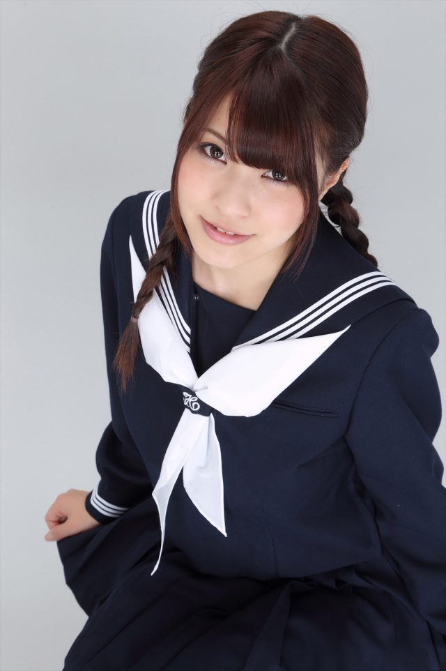岸明日香 冬服セーラー服のコスプレ画像
