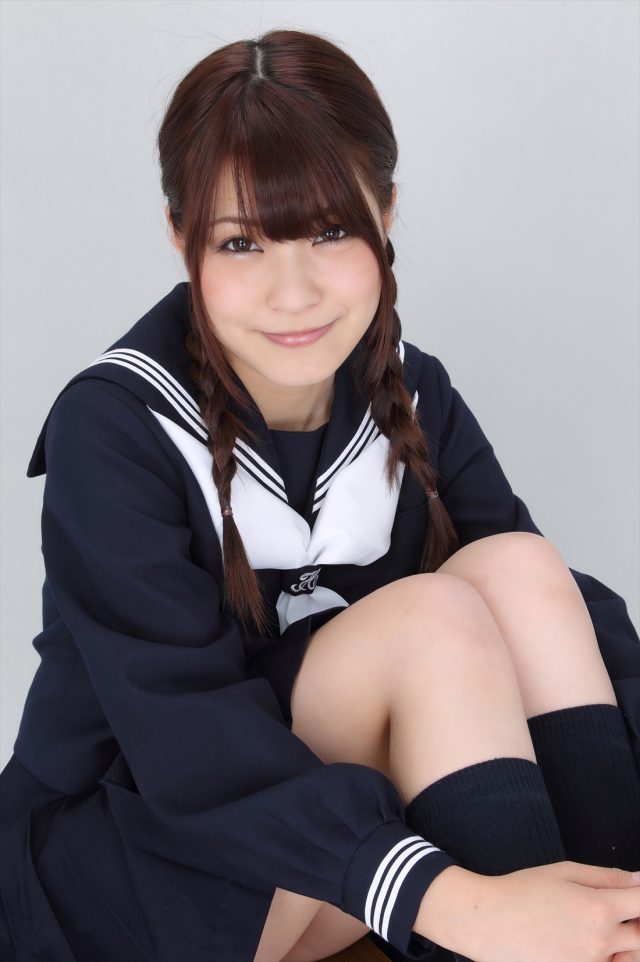 岸明日香 冬服セーラー服のコスプレ画像