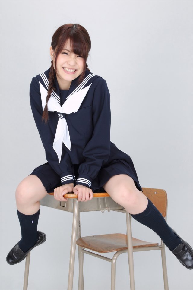 岸明日香 冬服セーラー服のコスプレ画像