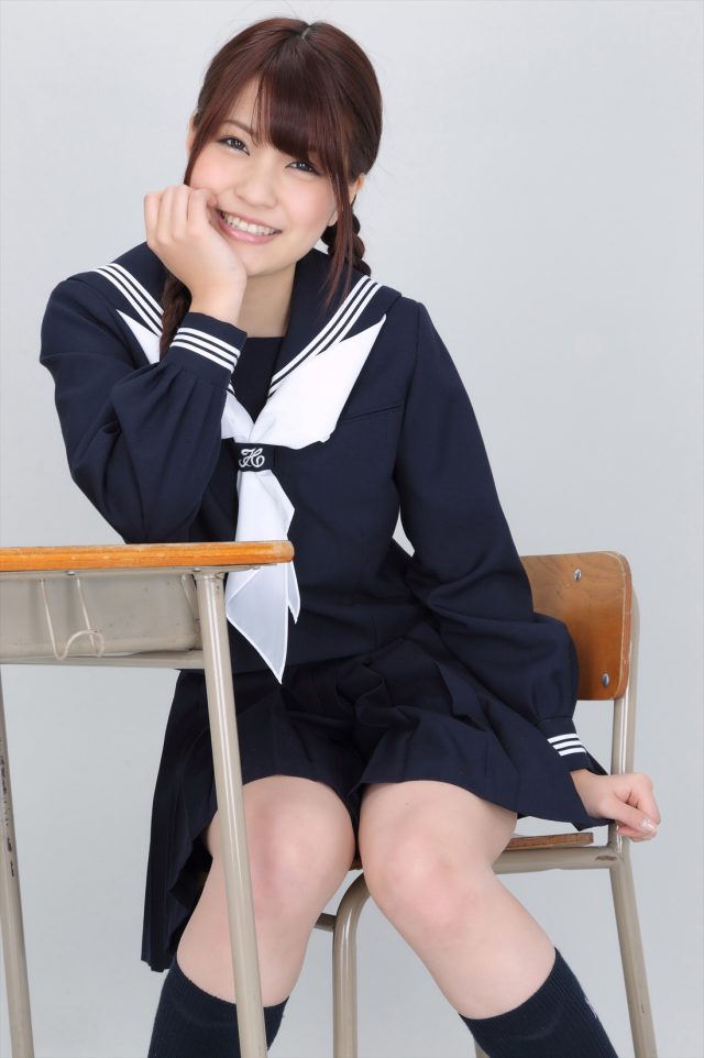 岸明日香 冬服セーラー服のコスプレ画像